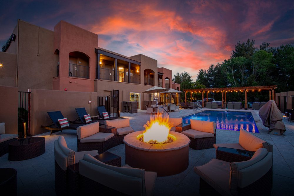 Arroyo Pinion Hotel exterior at night