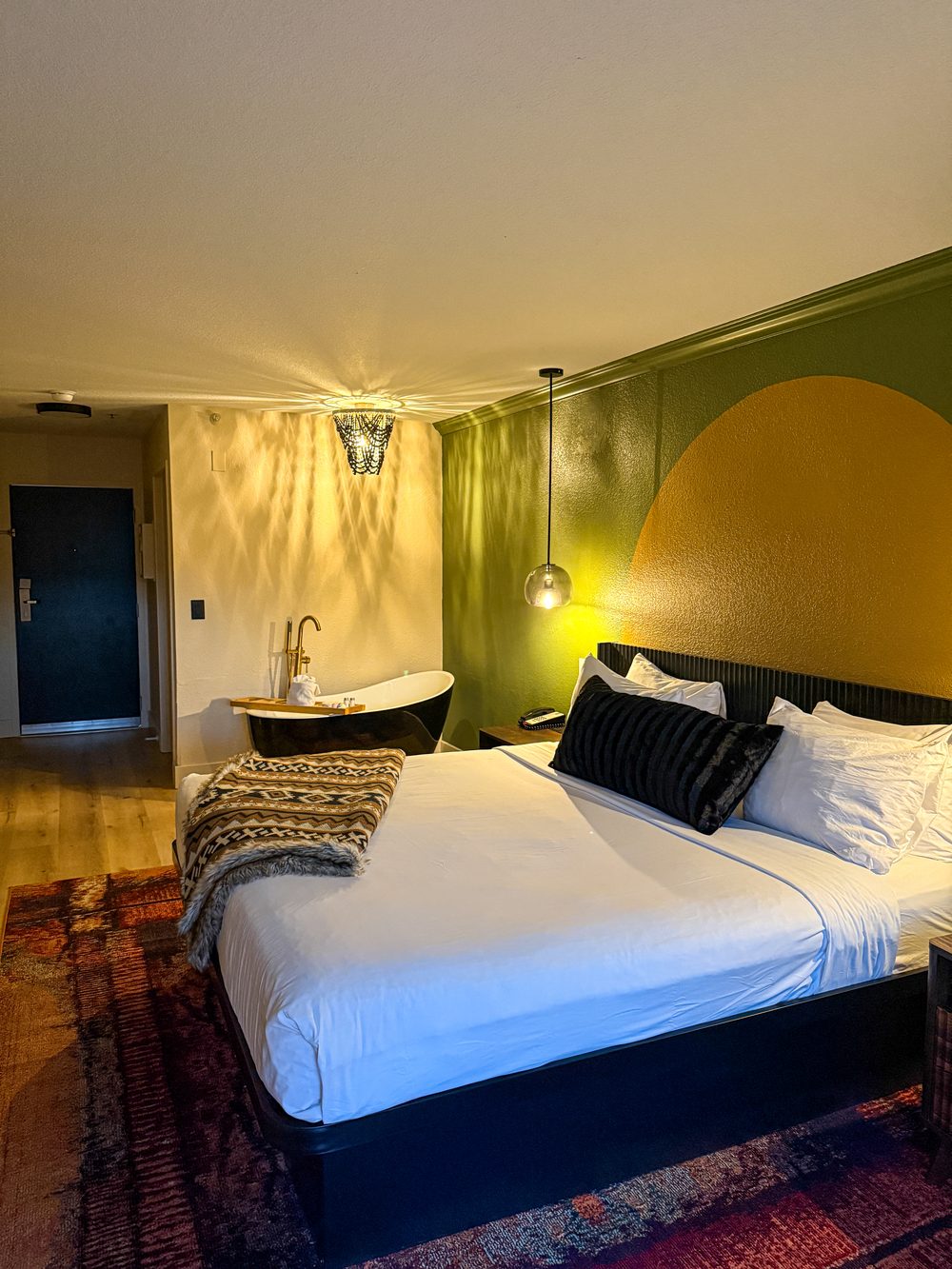 Arroyo Pinion king suite at night